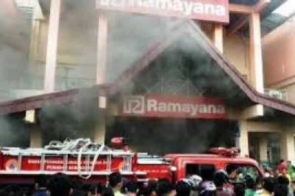 17 Mobil Damkar Dikerahkan Padamkan Kebakaran Ramayana