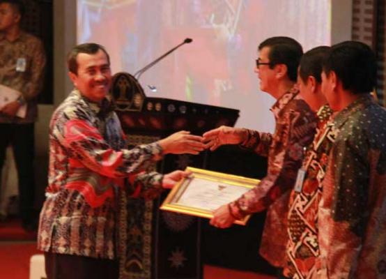 Bupati Siak Terima Penghargaan HAM