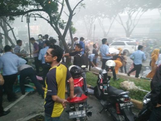 Dalam Kepungan Asap, Karyawan Bank Riau Kepri Tetap Selamatkan Dokumen Nasabahnya