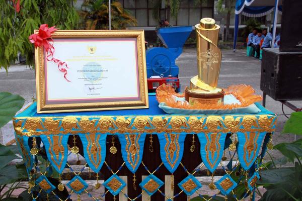 Dishub Dumai Raih Piala WTN 2015, Piala Diserahkan Langsung Oleh Presiden RI