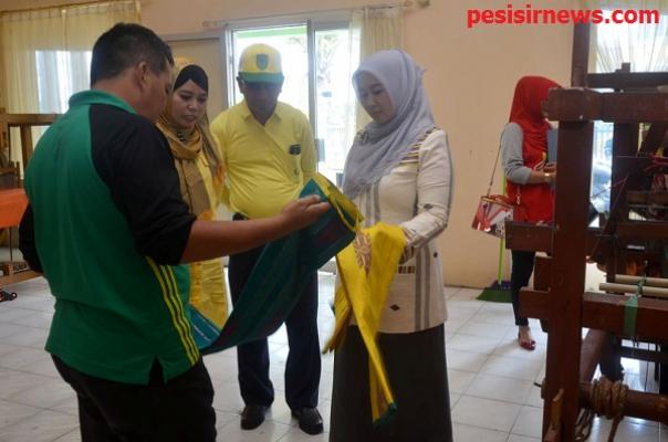 Ketua Dekranasda Inhil Melihat Langsung Proses Pembuatan Kain Songket