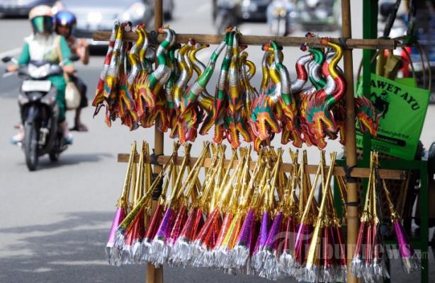 Jelang Tahun Baru, Pedagang Terompet Menjamur di Pekanbaru  