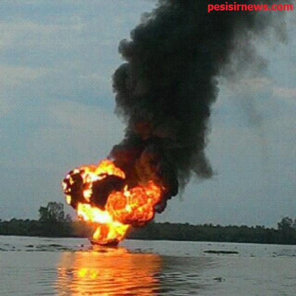 Kapal di pelabuhan SPBU Parit IV Tembilahan Terbakar