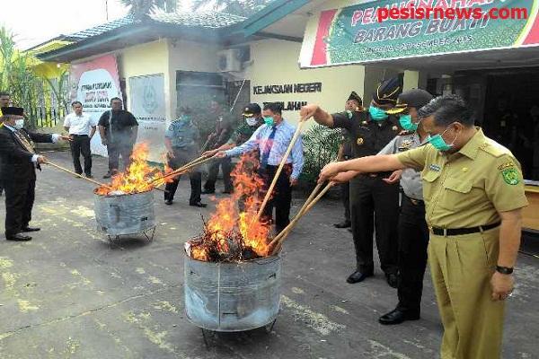 Kejari Inhil Bersama Ketua BNN Musnahkan BB Narkoba