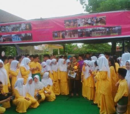 Kunjungi SMAN 4 Pekanbaru, Menteri Yohana Minta Ditemani Seluruh Siswa Saat
