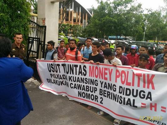 Mahasiswa AMPER Serahkan Bukti Dugaan Kecurangan Pilkada Kuansing ke Kejati dan Polda Riau