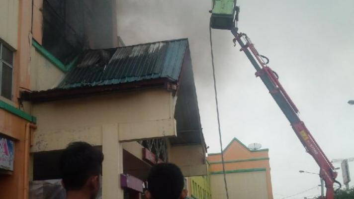 Masih Berkobar, Petugas Gunakan Skylift Untuk Jangkau Titik Api