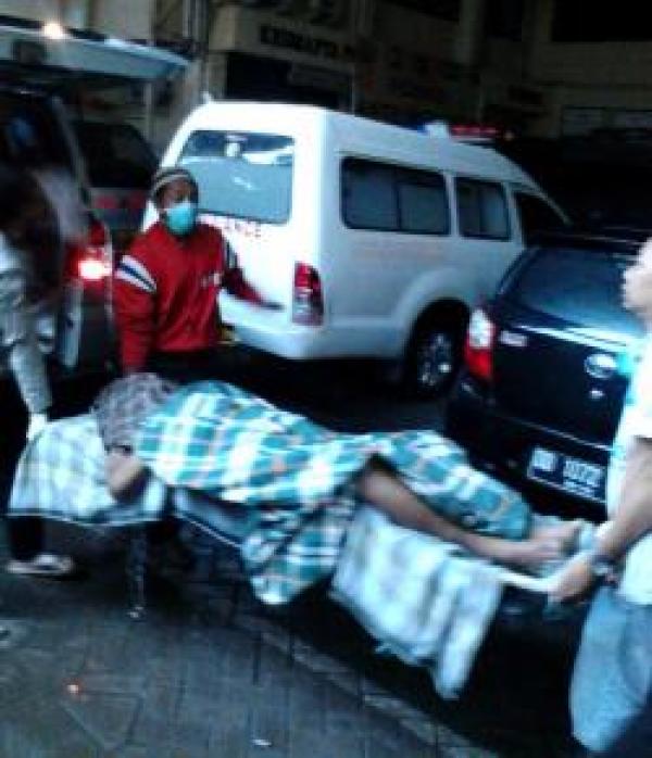 Mayat Lelaki Tanpa Identitas Tergeletak di Depan Rumah Warga