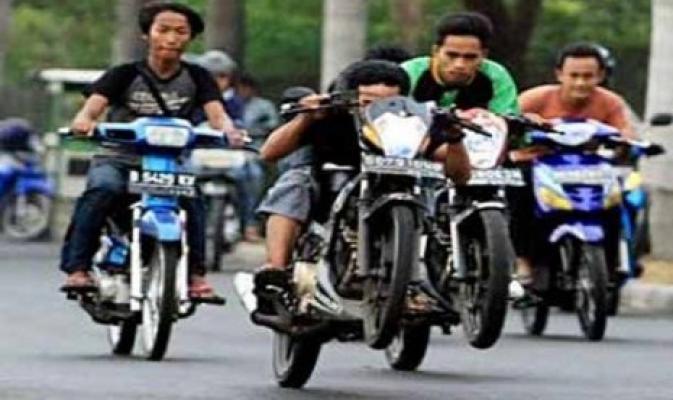 Ratusan Pemotor Terobos Masuk Tol Priok, Dikejar Polisi Tapi Kabur