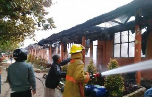 SMAN 3 Mandau Terbakar, Regu Damkar Masih Berupaya Menjinakkan Api