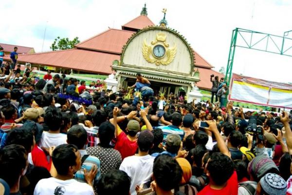 Tiga Warga Pingsan Saat Rebutan Gunungan Gerebek Mulid