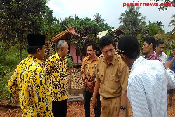 Tinjau Jalan Sungai Empat, Plt Gubri : Kita Usahakan Berlanjut Tahun Depan