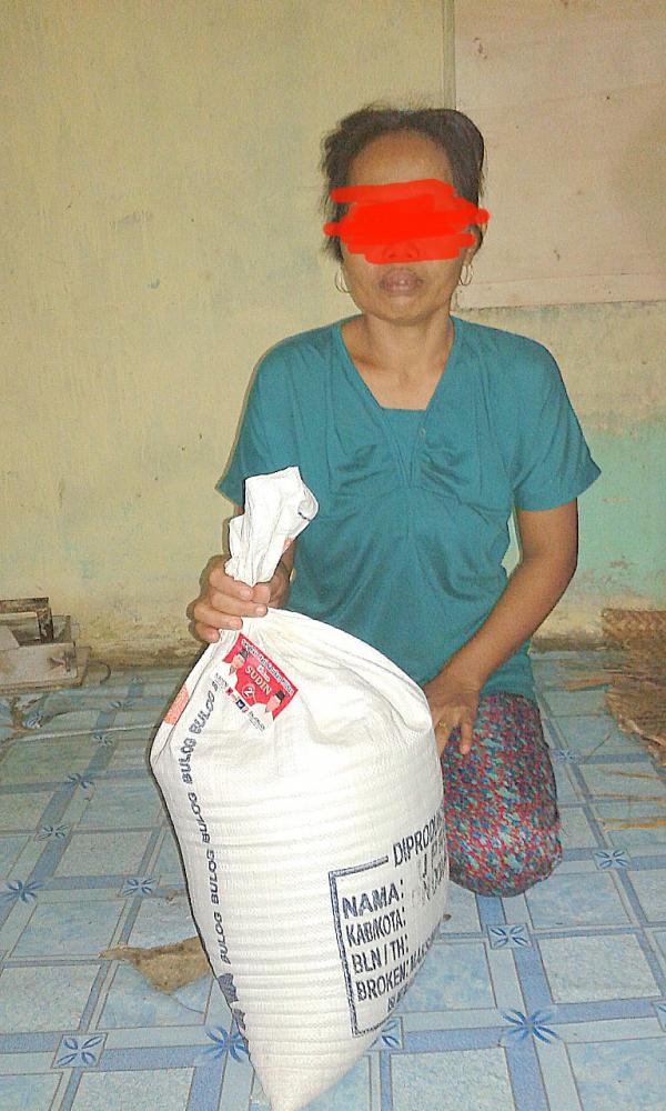 Warga  Rohil Heboh Dapat Raskin Gratis, Tapi Ada Stiker APK Paslon Di Karung Beras