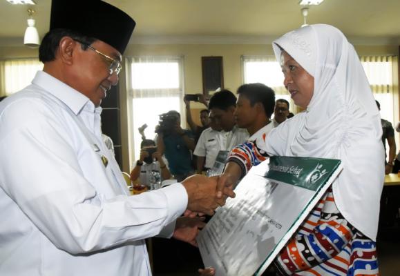 Bupati Wardan Serahkan Secara Simbolis Kartu JKN-KIS