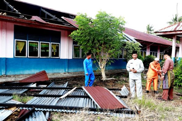 Dihantam Angin Puting Beliung, Asisten I Meranti Tinjau Dua Sekolah yang Rusak Parah di Desa Segomeng