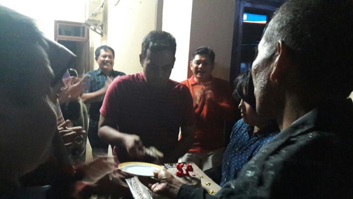 Ditengah Malam Saat Hujan Dan Mati Lampu, Kapolres Inhil Dapat Kejutan