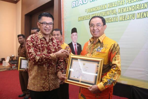 Inhil Dapat Penghargaan Pembina Perusahaan Terbaik Pada Riau Invesment Award 2016