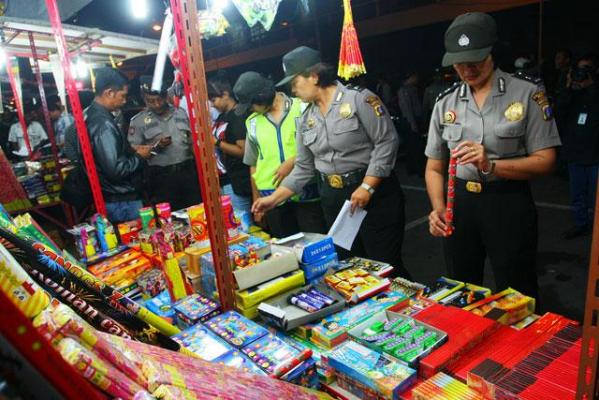 Satpol PP Pekanbaru Kerahkan Personil Tertibkan Pedagang Kembang Api dan Petasan di Malam Tahun Baru