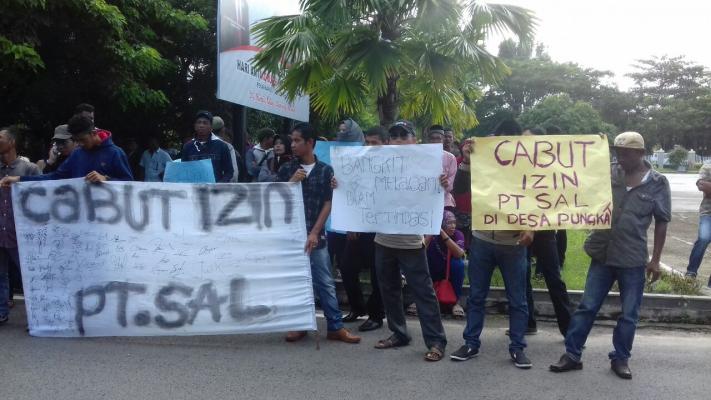 Tuntut Cabut Izin PT SAL, Ratusan Warga Pungkat Datangi Kantor Bupati