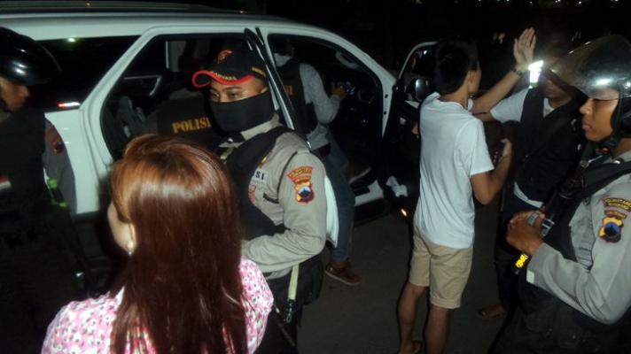 WNA Tiongkok dan Wanita Kepergok Mesum di Dalam Mobil Parkir di Pinggir Jalan  
