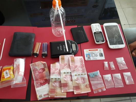   Tim Opsnal Satres Narkokoba Polres Kampar Tangkap Pengedar Shabu-shabu dan Pil extacy