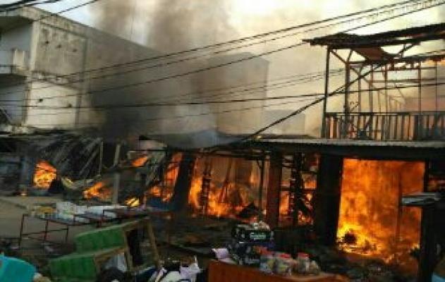 5 (Lima) unit rumah di Parit 1 Desa Pulau Burung Kec. Pulau Burung Kab. Inhil di lalap api