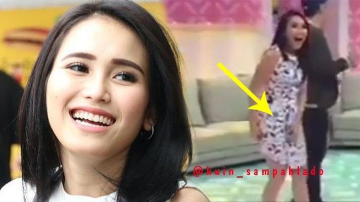 Alamak, Tercyduk Lagi! Ayu Ting Ting Garuk Daerah Sensitifnya Saat Live di TV