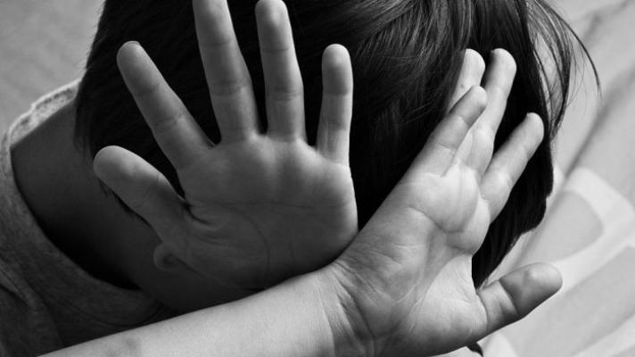 Astaga! Ibu Paksa Anak Sendiri Saksikan Hubungan Intimnya dengan Selingkuhan, si Anak Sampai Trauma!