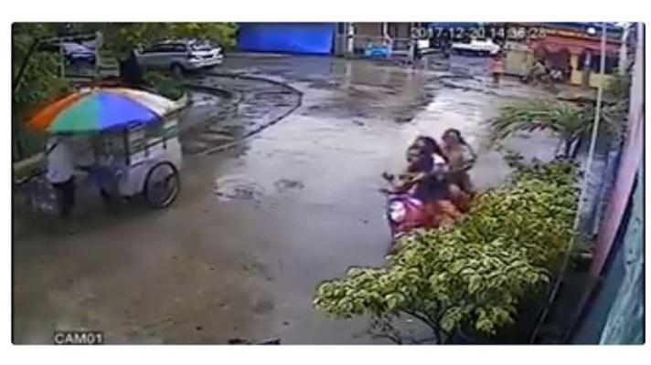 GUBRAAAK! ! ! Video Cewek ABG Bonceng 3 Belok Bak Rossi di Jalan Licin, Mau Ngakak tapi Kasihan 