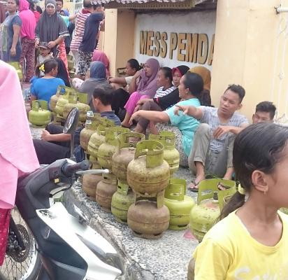 Gas Elpiji 3 Kg Belum Sampai, Warga Sudah Geruduk Mess Pemda