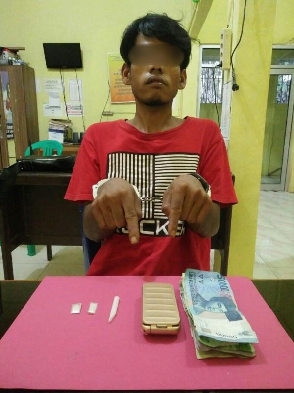Hayo..., Bembeng Ketahuan Jatuhkan Sesuatu Dari Tangannya Saat Akan Digeledah Sat Res Narkoba Polres Rohil