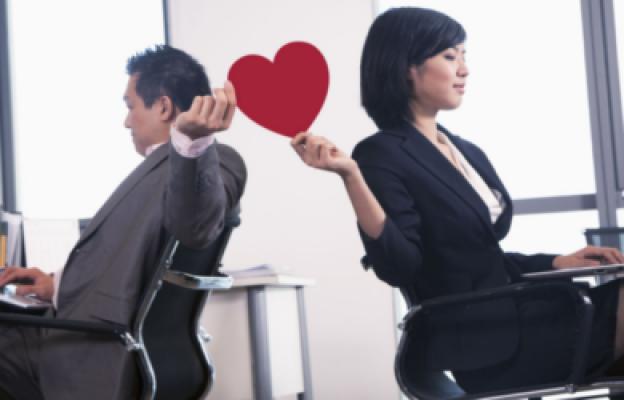 Horeee,perusahaan tidak boleh melarang karyawannya menikah dengan sesama se kantor