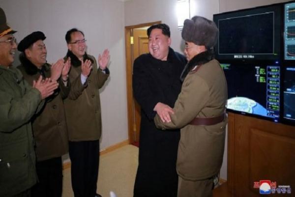 Kim Jong-un Tertawa Lihat Rudal Pengancam AS Sukses Melesat