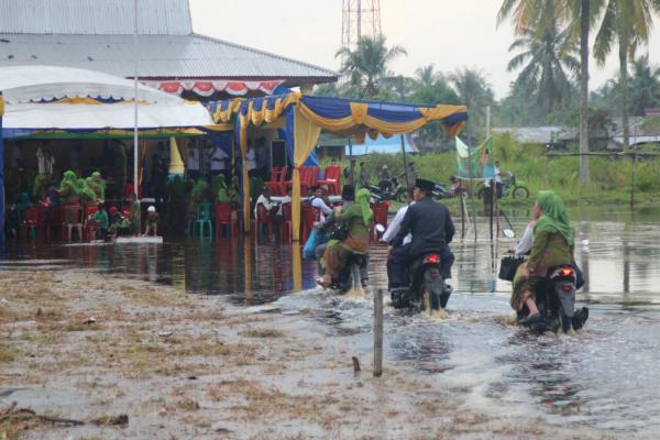 Lantik Kades Tunggal Rahayu Jaya, Teluk Belengkong Ditengah Genangan Air, Bupati Inhil: Ini Adalah Rahmat