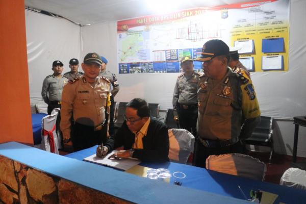 Malam Jelang Natal, Bupati Inhil Kunjungi Tempat Ibadah Umat Kristiani