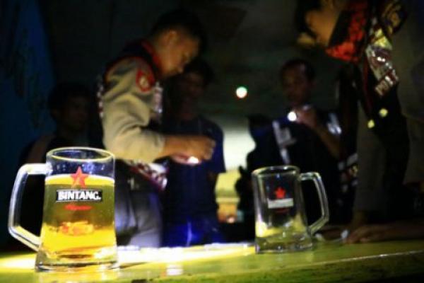 Pasangan Kekasih Kena Razia, Si Cewek Hanya Pakai CD