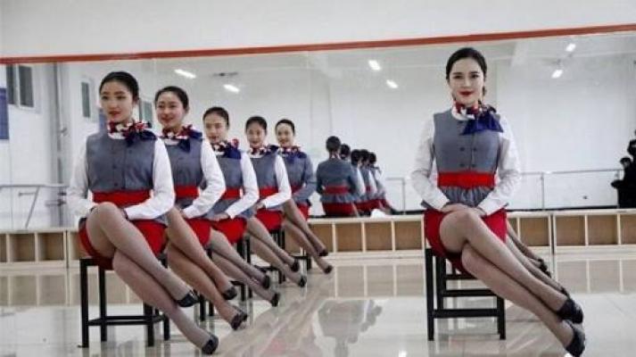 Politisi Malaysia Kritik Seragam Pramugari Terlalu Seksi