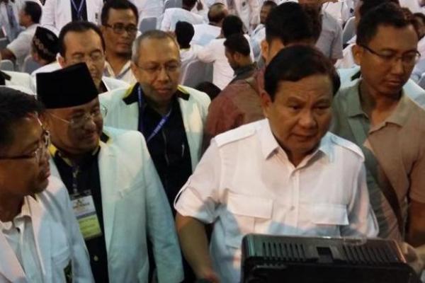 Prabowo subianto,saya heran mengapa Ustad Abdul somad di tolak di Hongkong