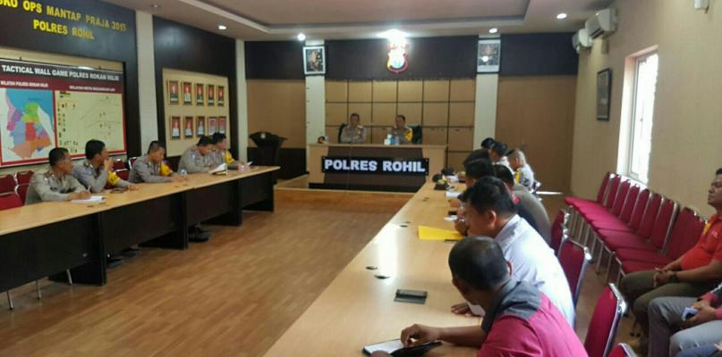 Tim Supervisi Polda Riau Tinjau Pos Pam Ops Lilin Siak 2017 di Wilkum Polres Rohil