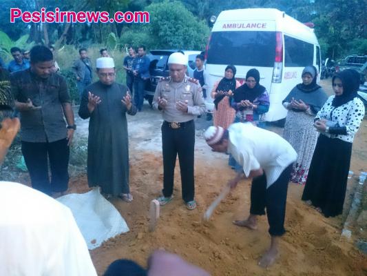 Usai Otopsi, Jenazah Pengemis yang Ditemukan di Rumah Makan Minang Maimbau Akhirnya Dikebumikan