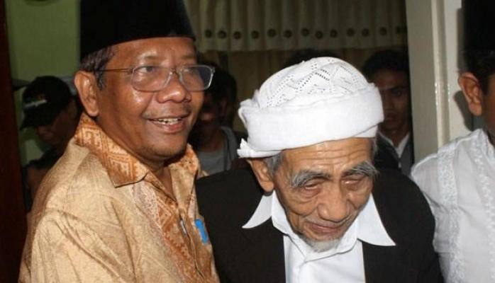 Mahfud MD Bertemu Mbah Mun, Bahas Pilpres 2019 ?.