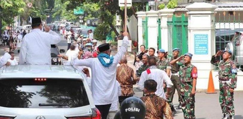 Prajurit Paspampres Memberi Hormat Saat Prabowo Melintas Di Mako Paspampres Untuk Menghadiri Reuni 212