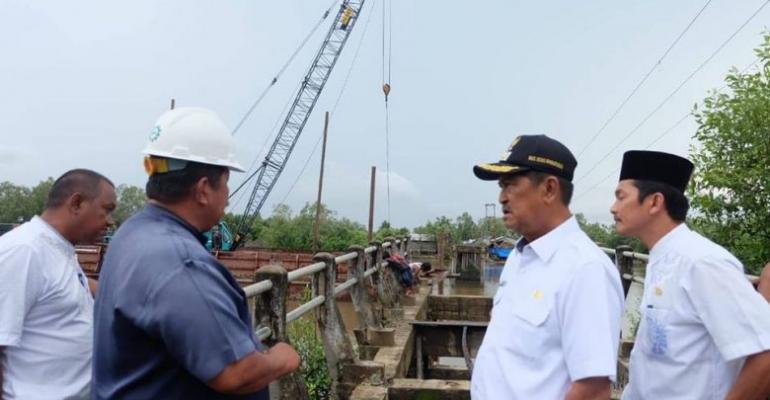 Wakil Bupati Inhil Tinjau Pembangunan Jembatan Penghubung yang Dibangun PT Pulau Sambu Kuala Enok
