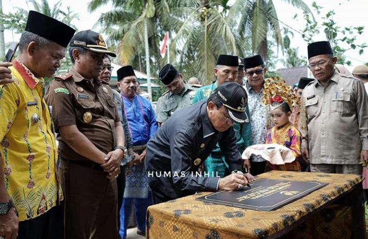 BUPATI INHIL HM WARDAN RESMIKAN GEDUNG SERBA GUNA DESA MUMPA