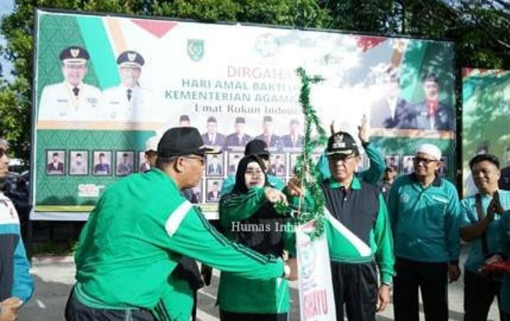 Bupati HM.Wardan Melepas Gerak Jalan Sehat Kerukunan Umat Bergama,Dalam Rangka HAB Ke 74