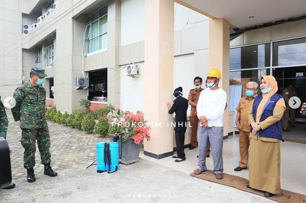 Hj Zulaikha Wardan Bersama Kodim 0314/inhil Melakukan penyemprotan cairan disinfektan