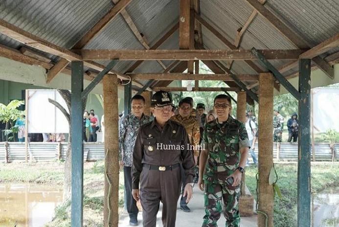 Bupati HM.Wardan  melakukan pelepasan perdana 7000 bibit lIkan  lele dan Tinjau Pilot Projek Pengolahan Sabut  Kelapa di Makodim 0314 Inhil