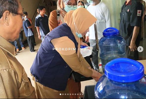 Hj Zulaikha Wardan Bersama Kodim 0314/inhil Melakukan penyemprotan cairan disinfektan