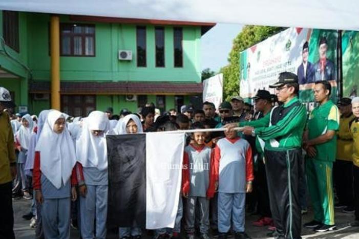 Bupati HM.Wardan Melepas Gerak Jalan Sehat Kerukunan Umat Bergama,Dalam Rangka HAB Ke 74