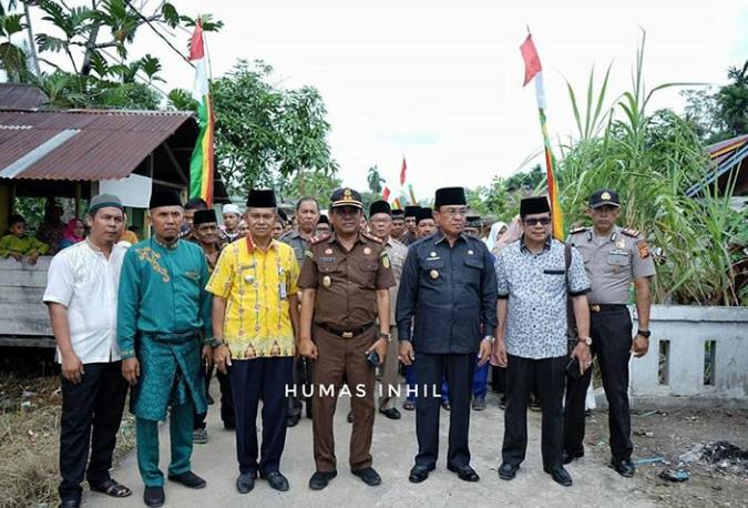 BUPATI INHIL HM WARDAN RESMIKAN GEDUNG SERBA GUNA DESA MUMPA